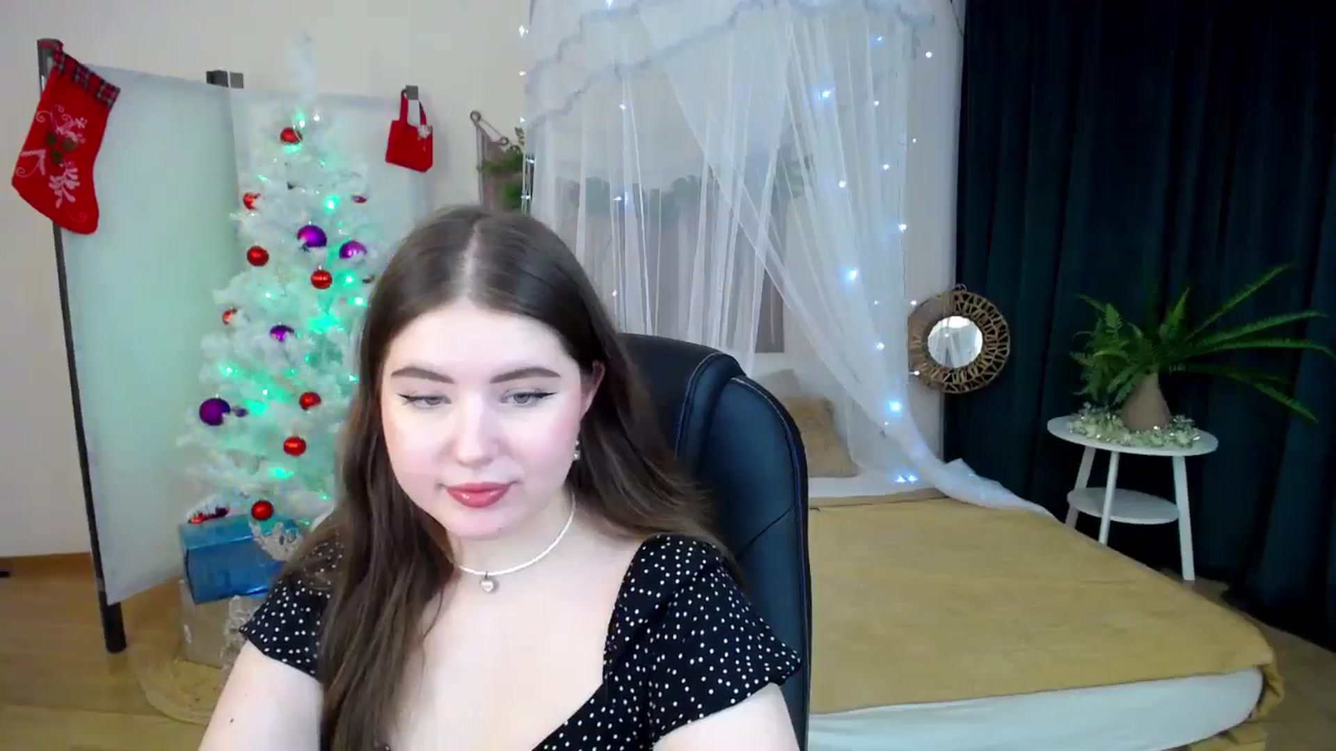 Gallery image thumbnail from AdmireMyEyes's myfreecams stream on, 12/16/2024, 07:17 image 16 of 20
