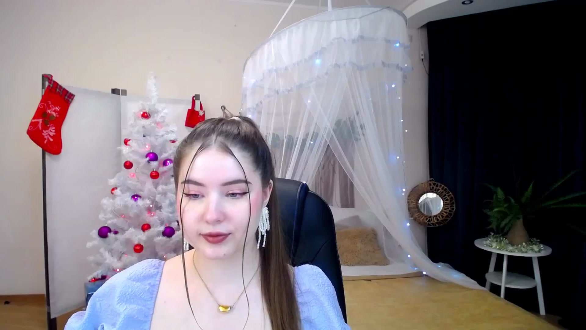 Gallery image thumbnail from AdmireMyEyes's myfreecams stream on, 12/18/2024, 19:22 image 16 of 20
