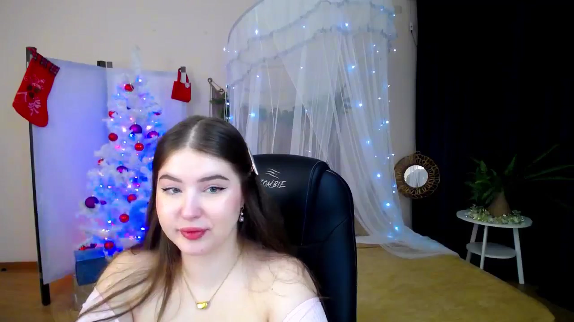 Gallery image thumbnail from AdmireMyEyes's myfreecams stream on, 12/19/2024, 19:10 image 17 of 20