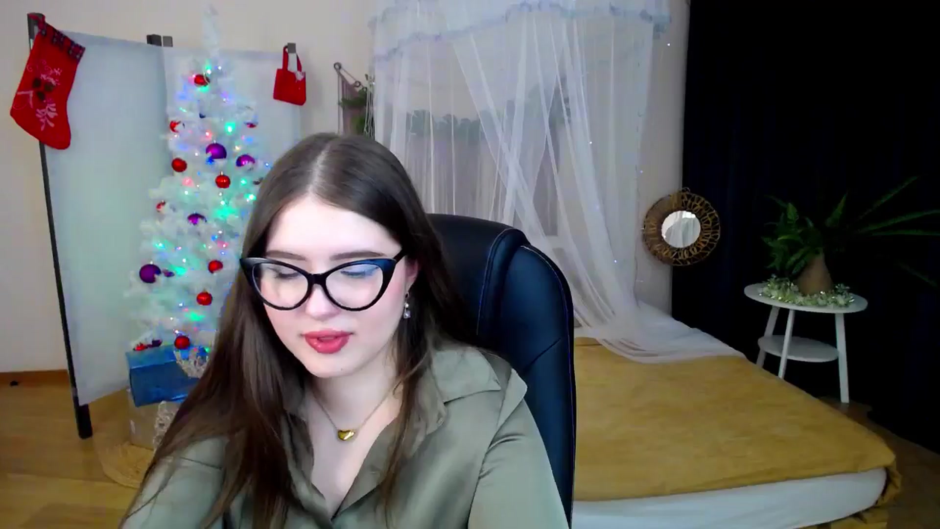 Gallery image thumbnail from AdmireMyEyes's myfreecams stream on, 12/19/2024, 21:47 image 19 of 20
