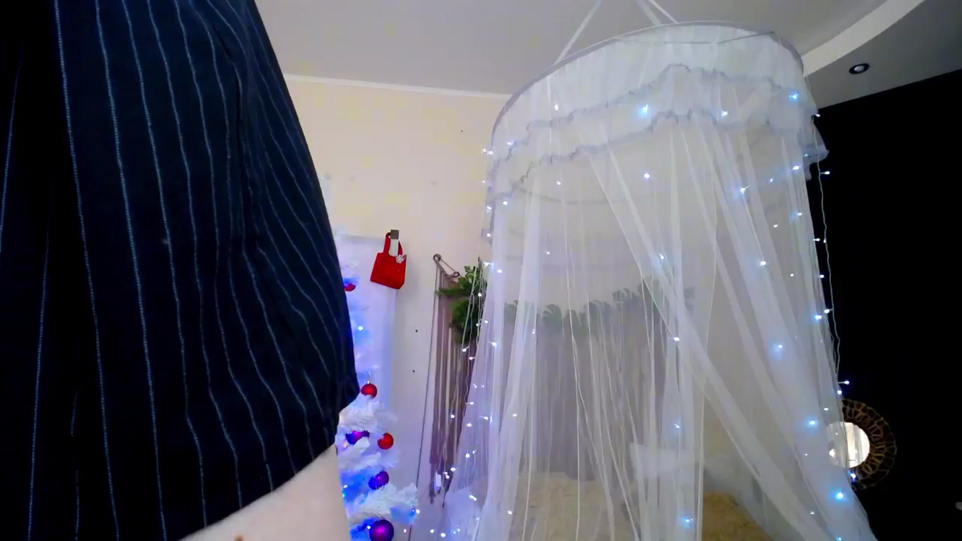 Gallery image thumbnail from AdmireMyEyes's myfreecams stream on, 12/19/2024, 21:47 image 4 of 20