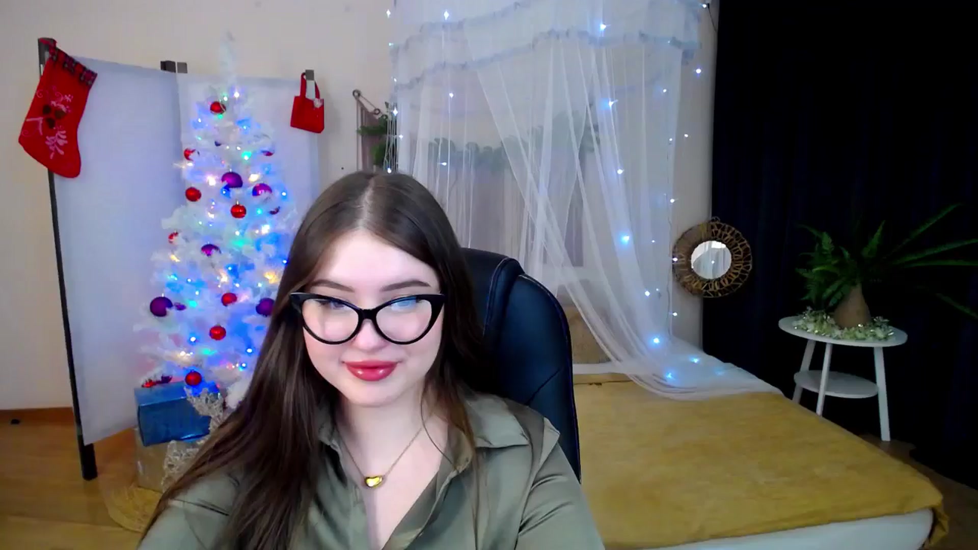 Gallery image thumbnail from AdmireMyEyes's myfreecams stream on, 12/19/2024, 23:00 image 19 of 20