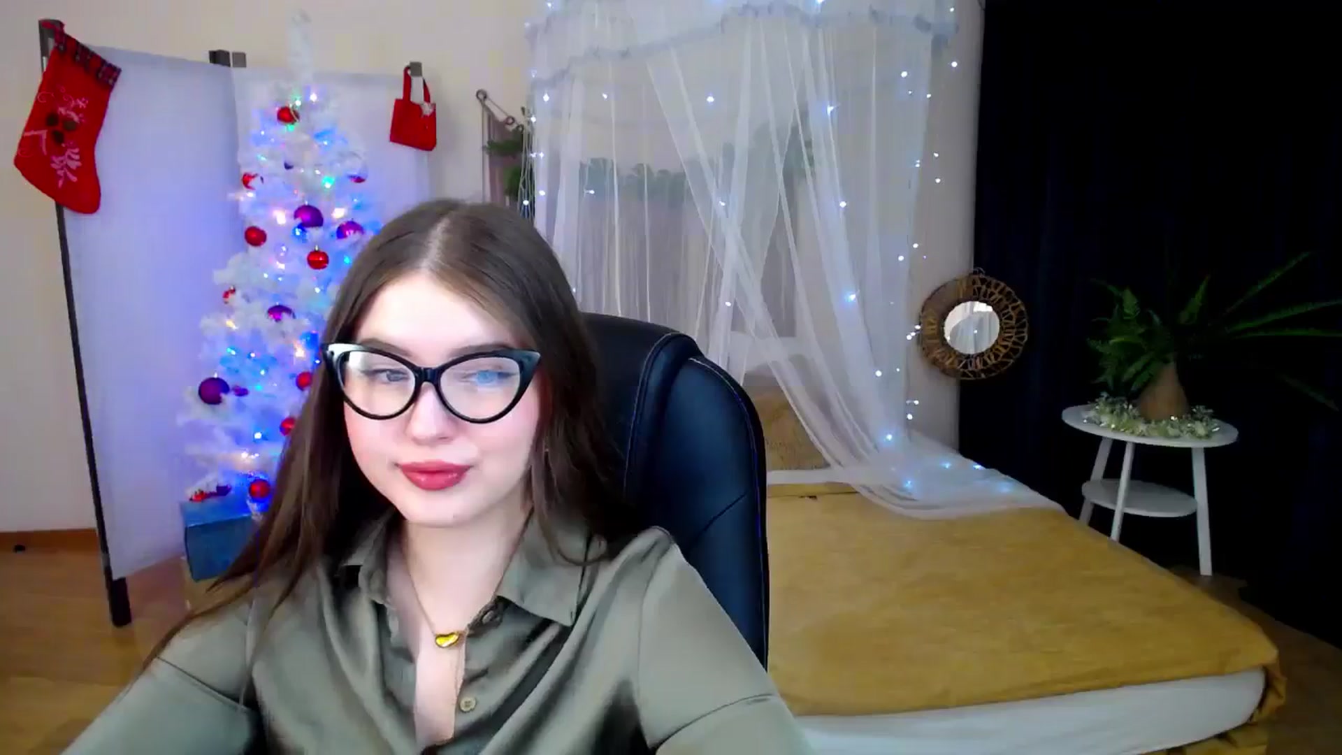 Gallery image thumbnail from AdmireMyEyes's myfreecams stream on, 12/19/2024, 23:00 image 8 of 20