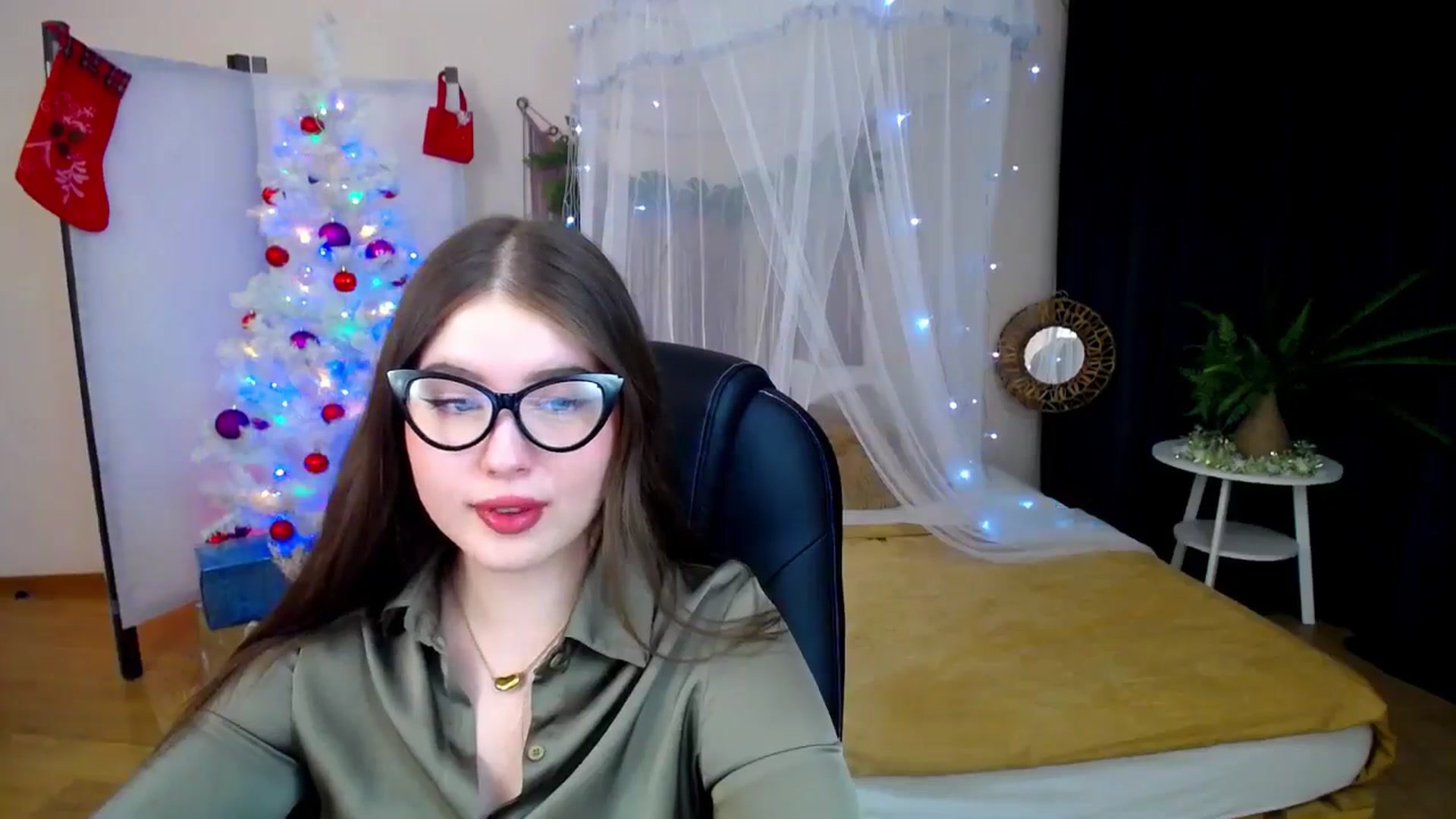 Gallery image thumbnail from AdmireMyEyes's myfreecams stream on, 12/19/2024, 23:00 image 10 of 20