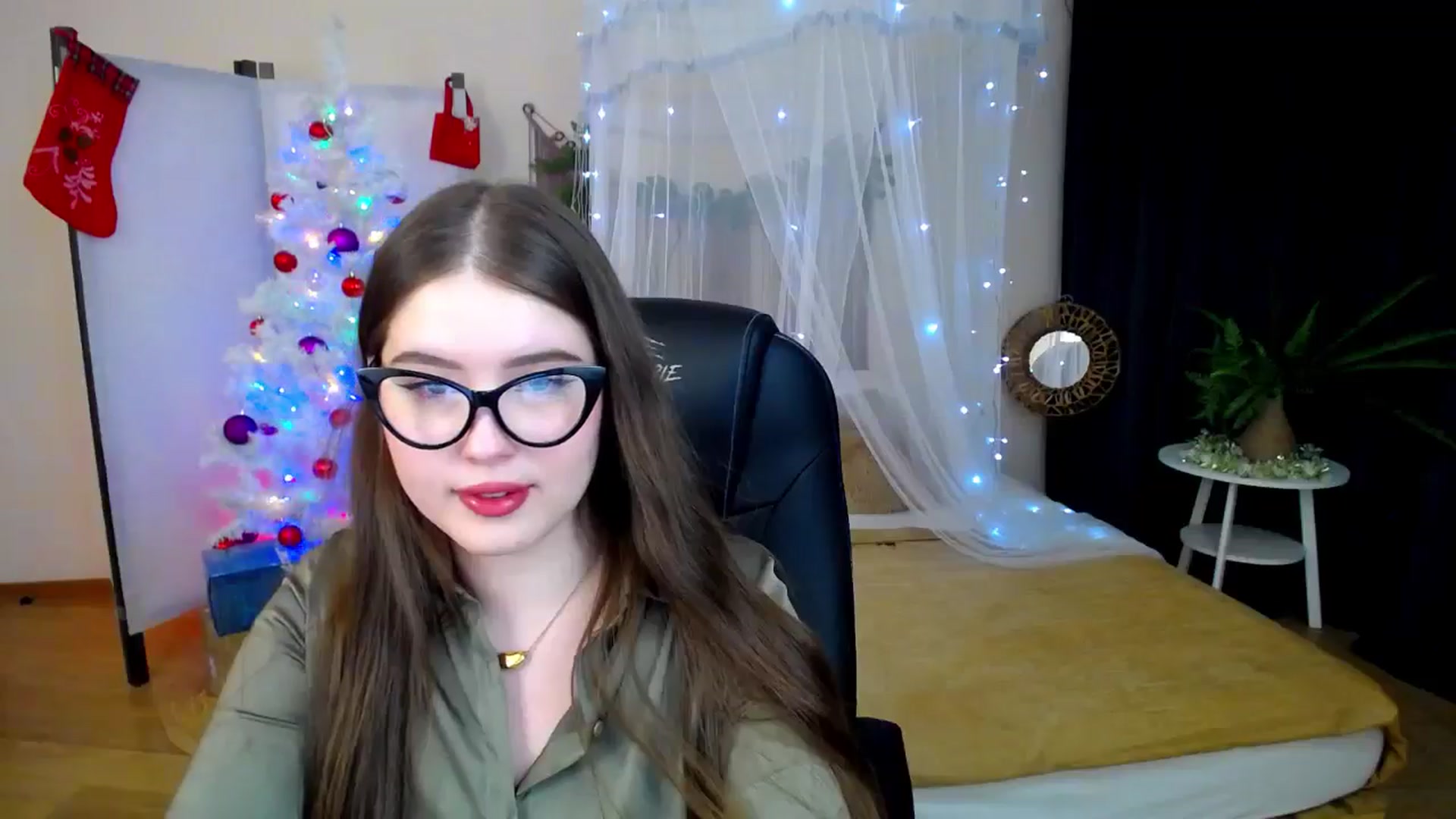 Gallery image thumbnail from AdmireMyEyes's myfreecams stream on, 12/19/2024, 23:00 image 14 of 20