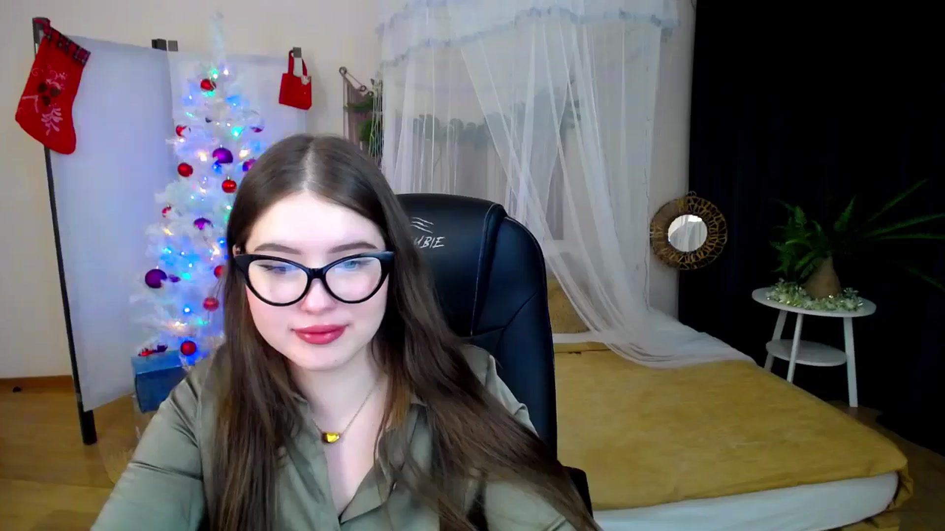 Gallery image thumbnail from AdmireMyEyes's myfreecams stream on, 12/19/2024, 23:00 image 15 of 20