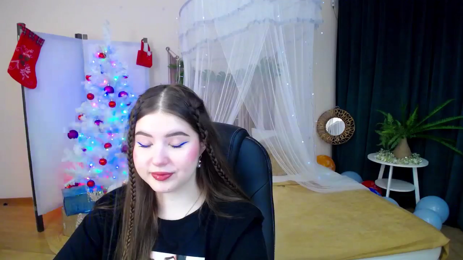 Gallery image thumbnail from AdmireMyEyes's myfreecams stream on, 12/21/2024, 19:04 image 13 of 20
