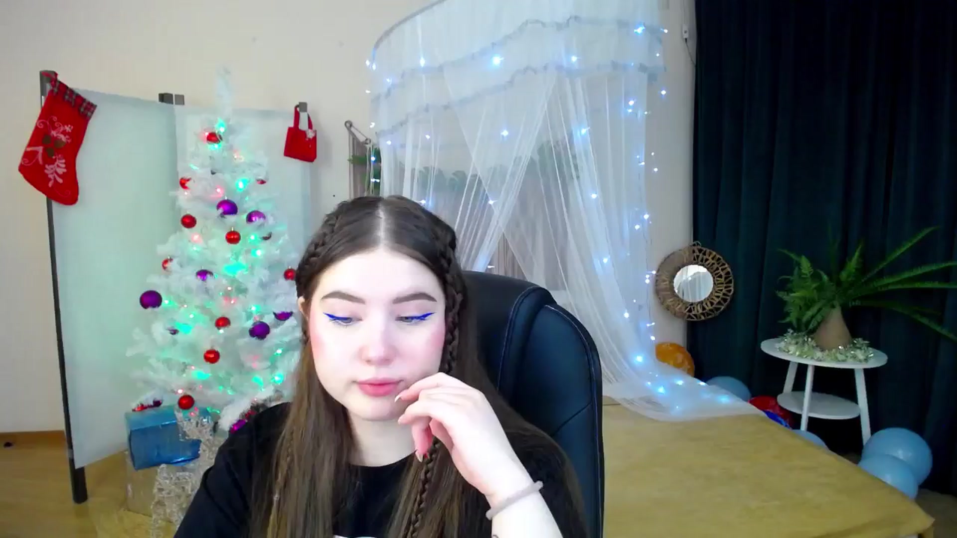 Gallery image thumbnail from AdmireMyEyes's myfreecams stream on, 12/21/2024, 19:04 image 1 of 20