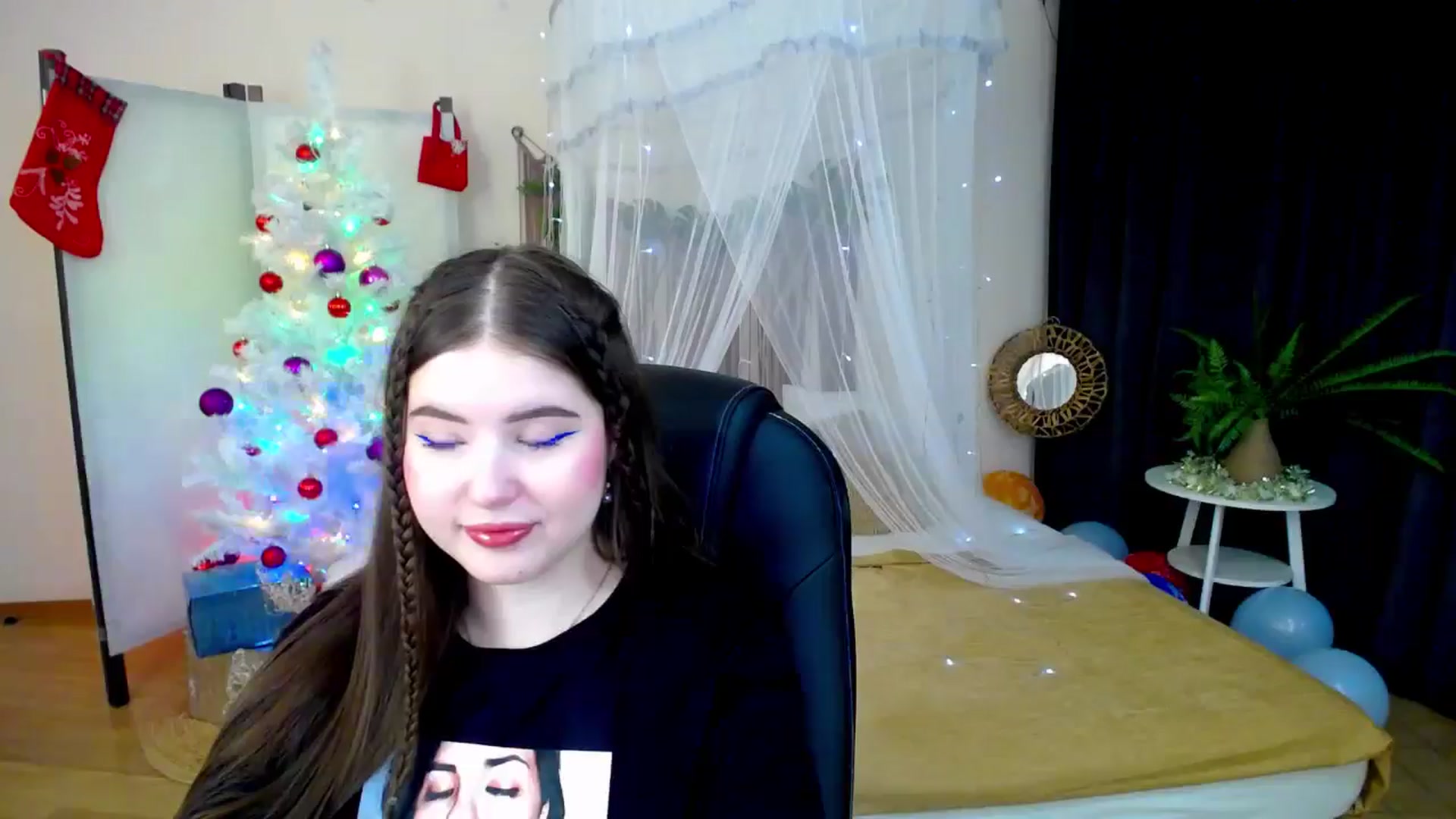 Gallery image thumbnail from AdmireMyEyes's myfreecams stream on, 12/21/2024, 21:25 image 18 of 20