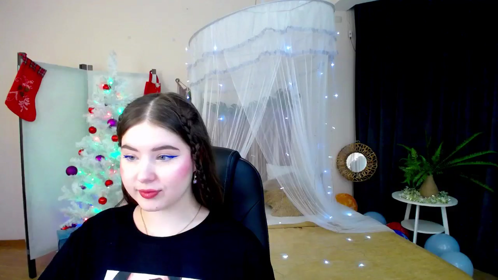 Gallery image thumbnail from AdmireMyEyes's myfreecams stream on, 12/21/2024, 21:25 image 15 of 20