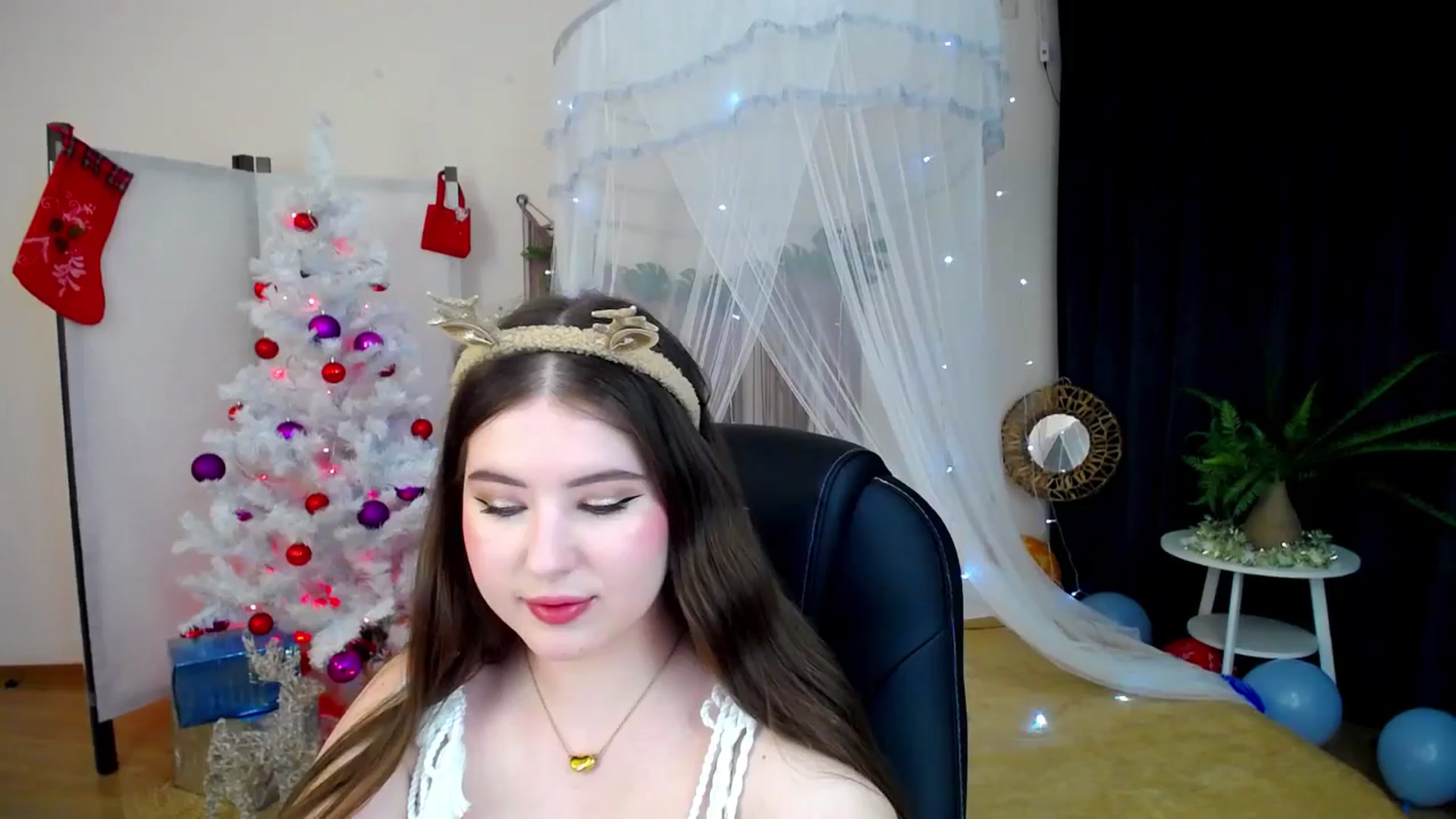 Gallery image thumbnail from AdmireMyEyes's myfreecams stream on, 12/23/2024, 05:48 image 12 of 20