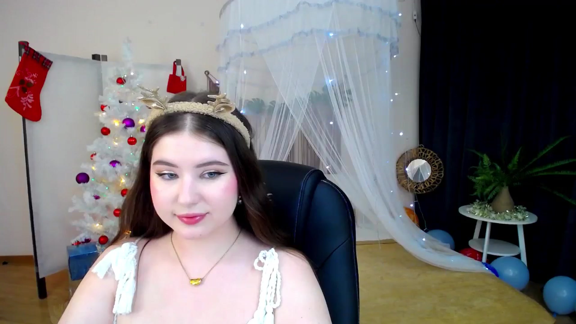 Gallery image thumbnail from AdmireMyEyes's myfreecams stream on, 12/23/2024, 05:48 image 17 of 20