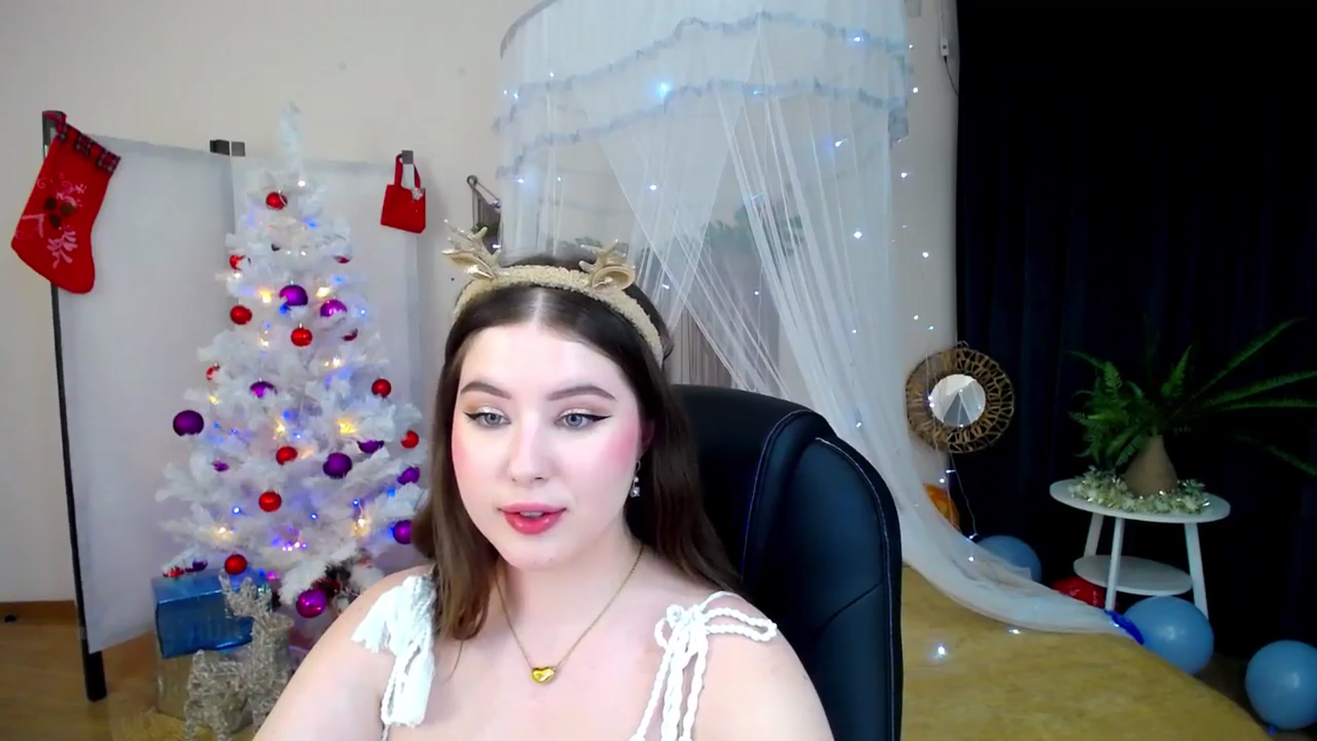 Gallery image thumbnail from AdmireMyEyes's myfreecams stream on, 12/23/2024, 05:48 image 11 of 20