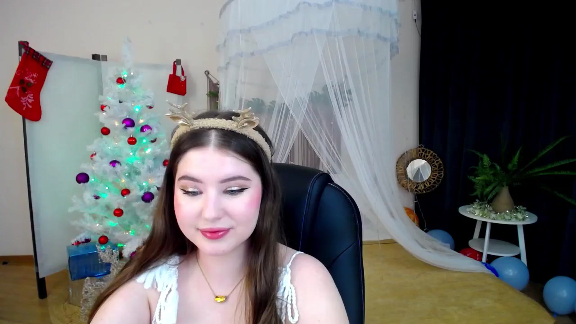 Gallery image thumbnail from AdmireMyEyes's myfreecams stream on, 12/23/2024, 05:48 image 15 of 20