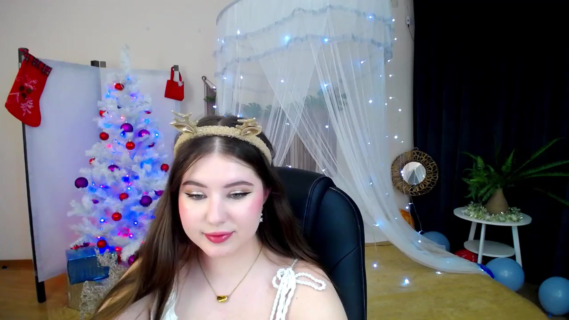 Gallery image thumbnail from AdmireMyEyes's myfreecams stream on, 12/23/2024, 05:48 image 13 of 20
