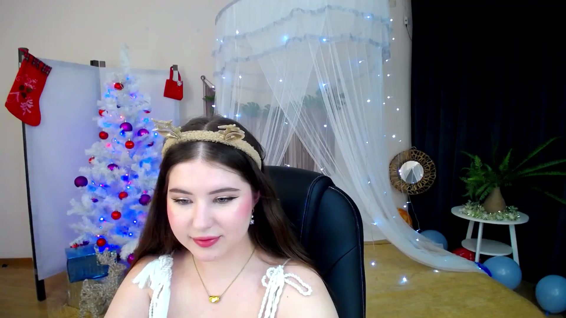 Gallery image thumbnail from AdmireMyEyes's myfreecams stream on, 12/23/2024, 05:48 image 14 of 20