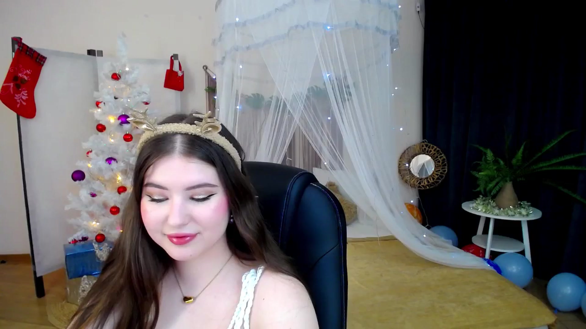 Gallery image thumbnail from AdmireMyEyes's myfreecams stream on, 12/23/2024, 05:48 image 4 of 20