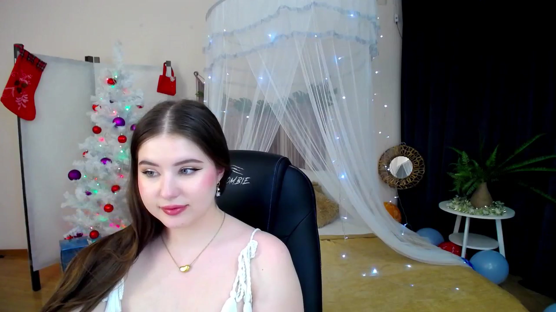 Gallery image thumbnail from AdmireMyEyes's myfreecams stream on, 12/23/2024, 11:04 image 10 of 20