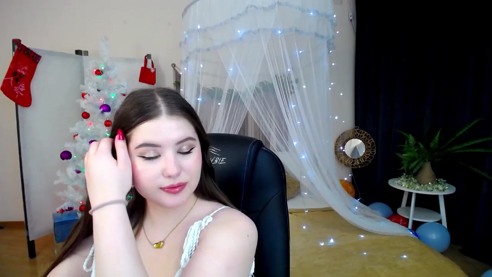 Gallery image thumbnail from AdmireMyEyes's myfreecams stream on, 12/23/2024, 11:04 image 11 of 20
