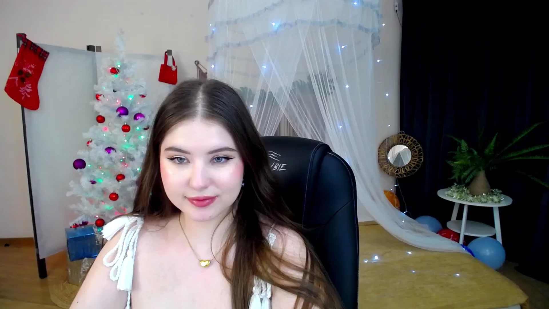 Gallery image thumbnail from AdmireMyEyes's myfreecams stream on, 12/23/2024, 11:04 image 18 of 20