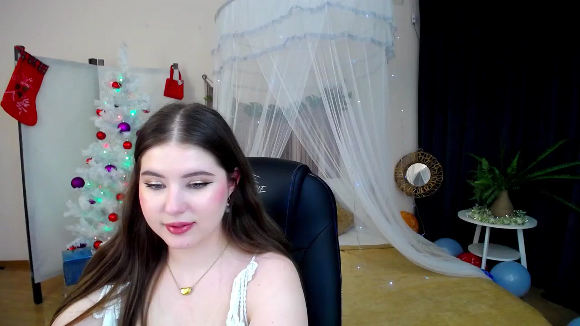 Gallery image thumbnail from AdmireMyEyes's myfreecams stream on, 12/23/2024, 11:04 image 12 of 20