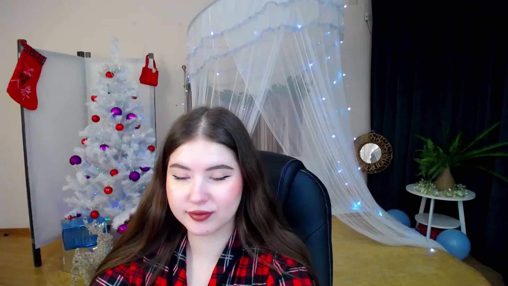 Gallery image thumbnail from AdmireMyEyes's myfreecams stream on, 12/26/2024, 22:25 image 15 of 20