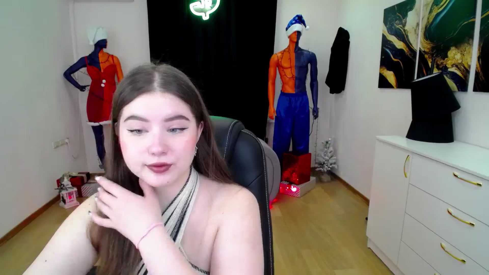 Gallery image thumbnail from AdmireMyEyes's myfreecams stream on, 12/28/2024, 19:01 image 12 of 20