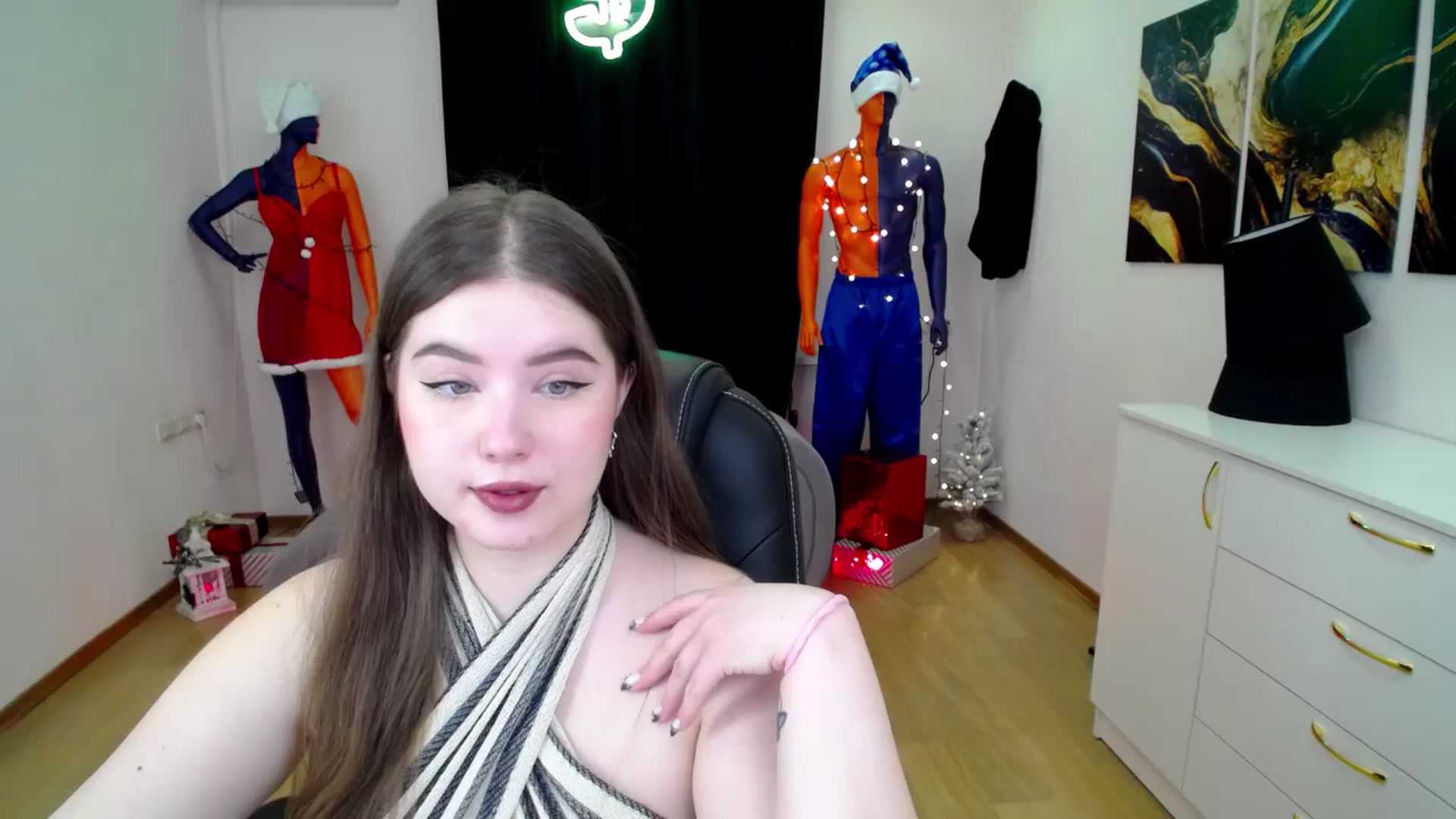 Gallery image thumbnail from AdmireMyEyes's myfreecams stream on, 12/28/2024, 19:01 image 14 of 20