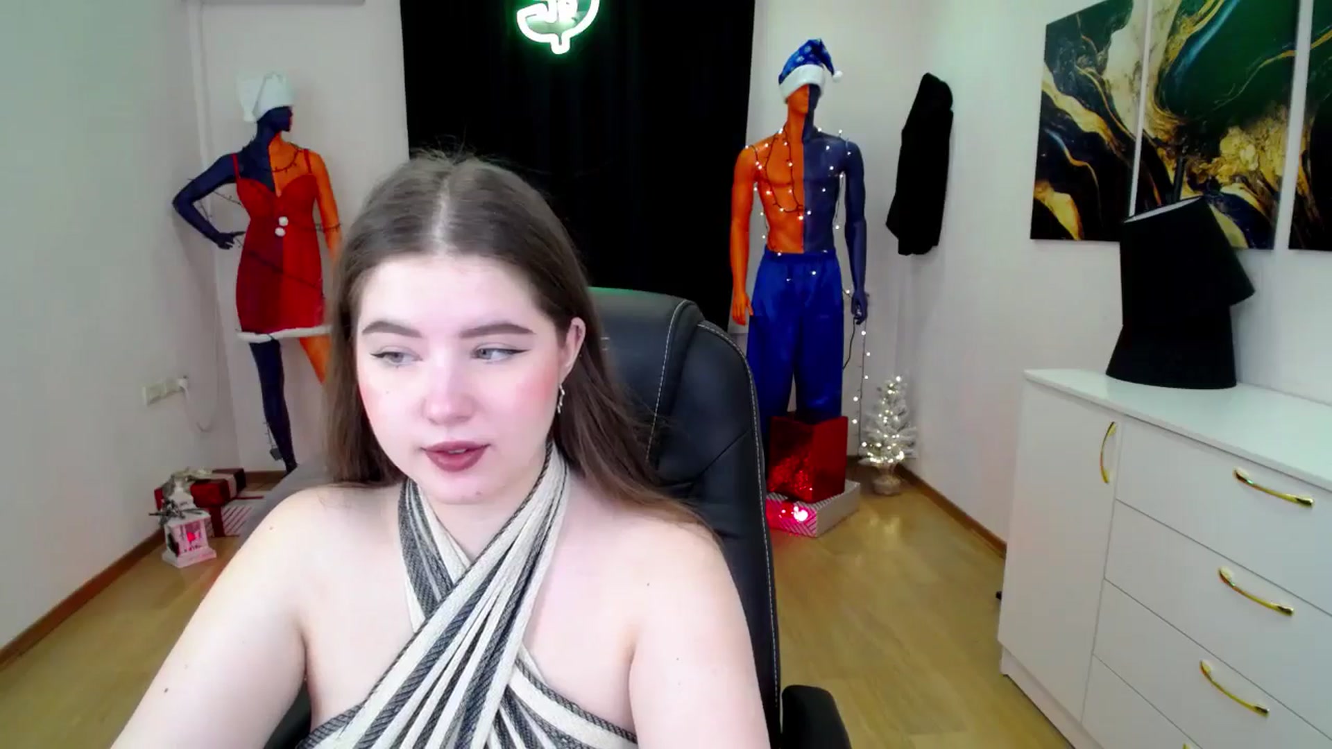 Gallery image thumbnail from AdmireMyEyes's myfreecams stream on, 12/28/2024, 19:01 image 6 of 20