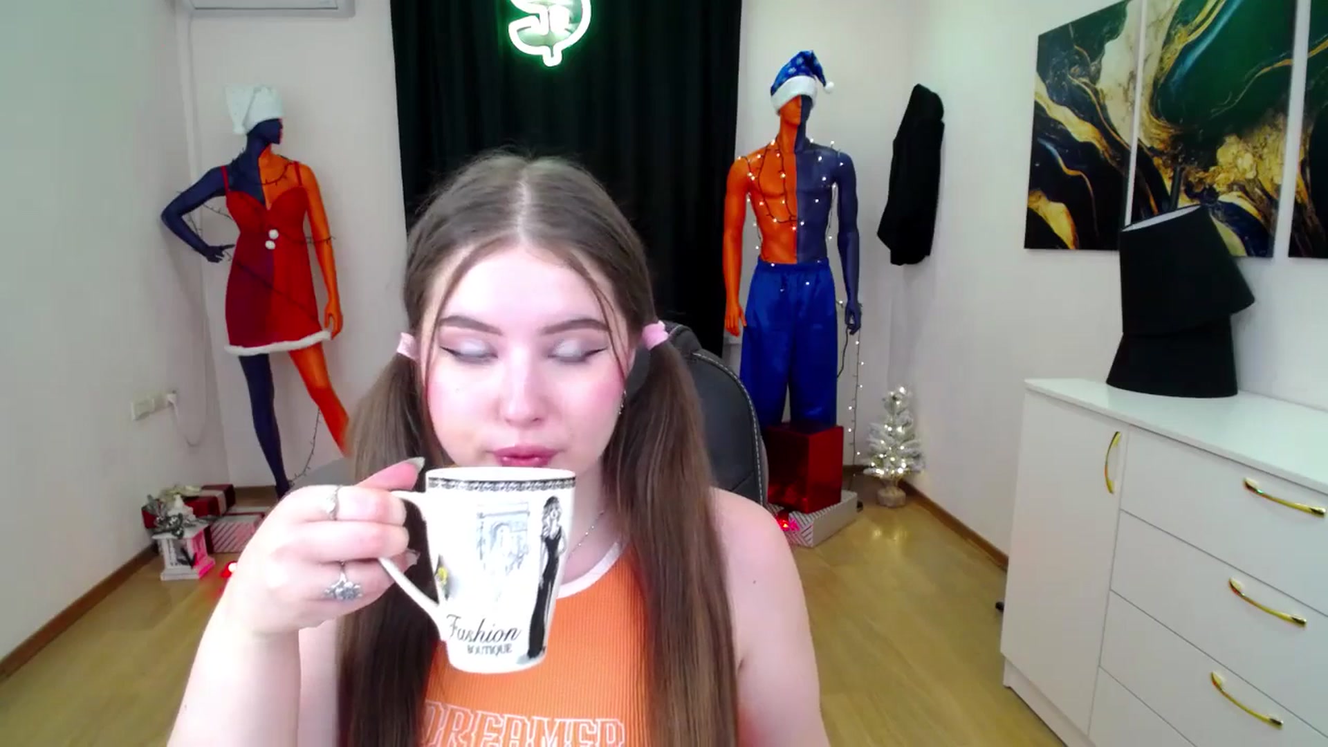 Gallery image thumbnail from AdmireMyEyes's myfreecams stream on, 12/30/2024, 08:31 image 4 of 20