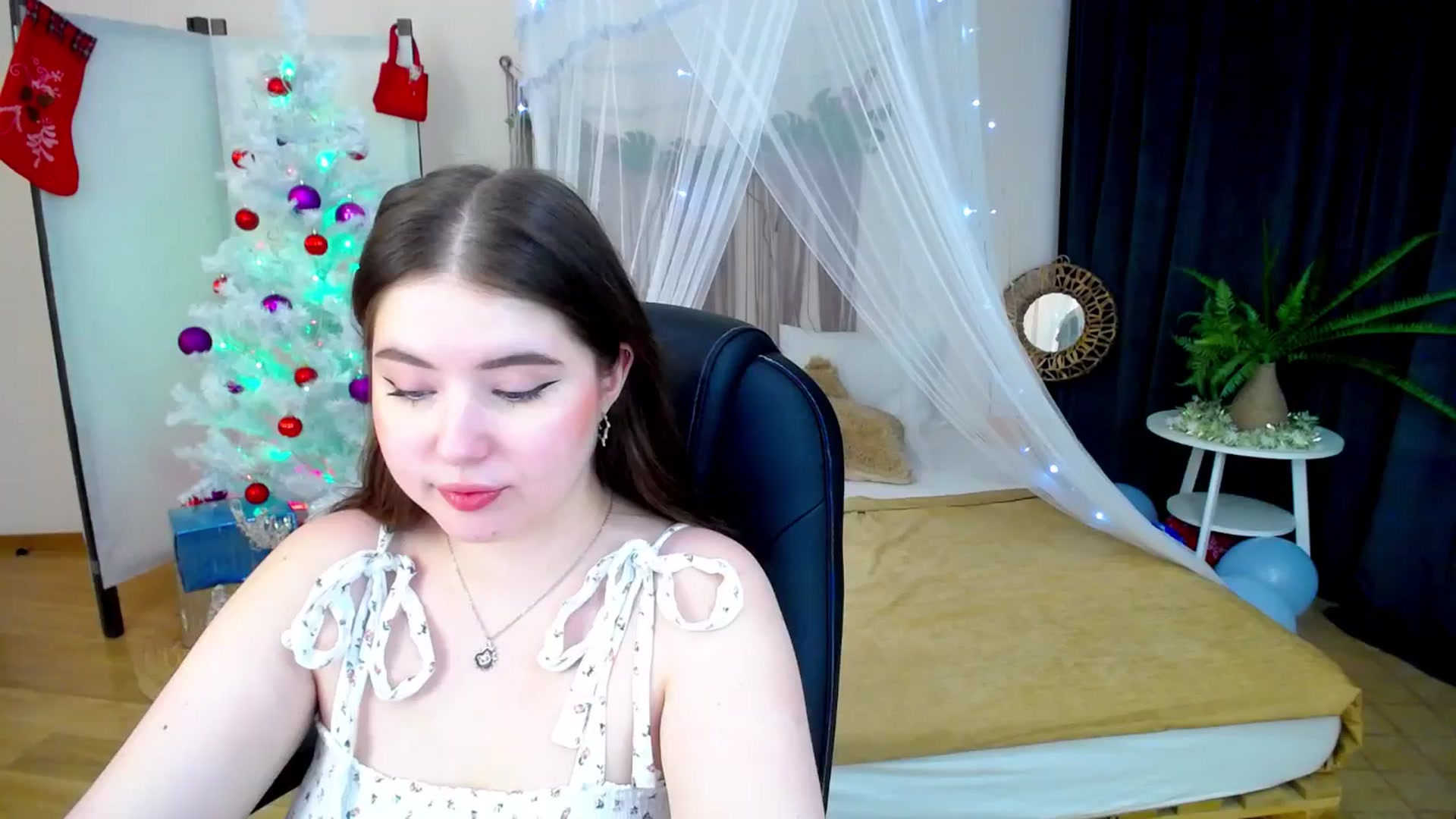 Gallery image thumbnail from AdmireMyEyes's myfreecams stream on, 12/31/2024, 08:38 image 1 of 20