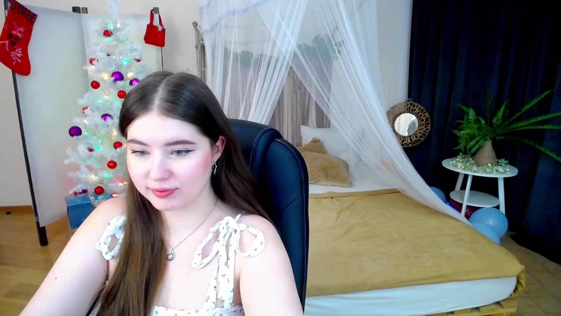 Gallery image thumbnail from AdmireMyEyes's myfreecams stream on, 12/31/2024, 08:38 image 12 of 20