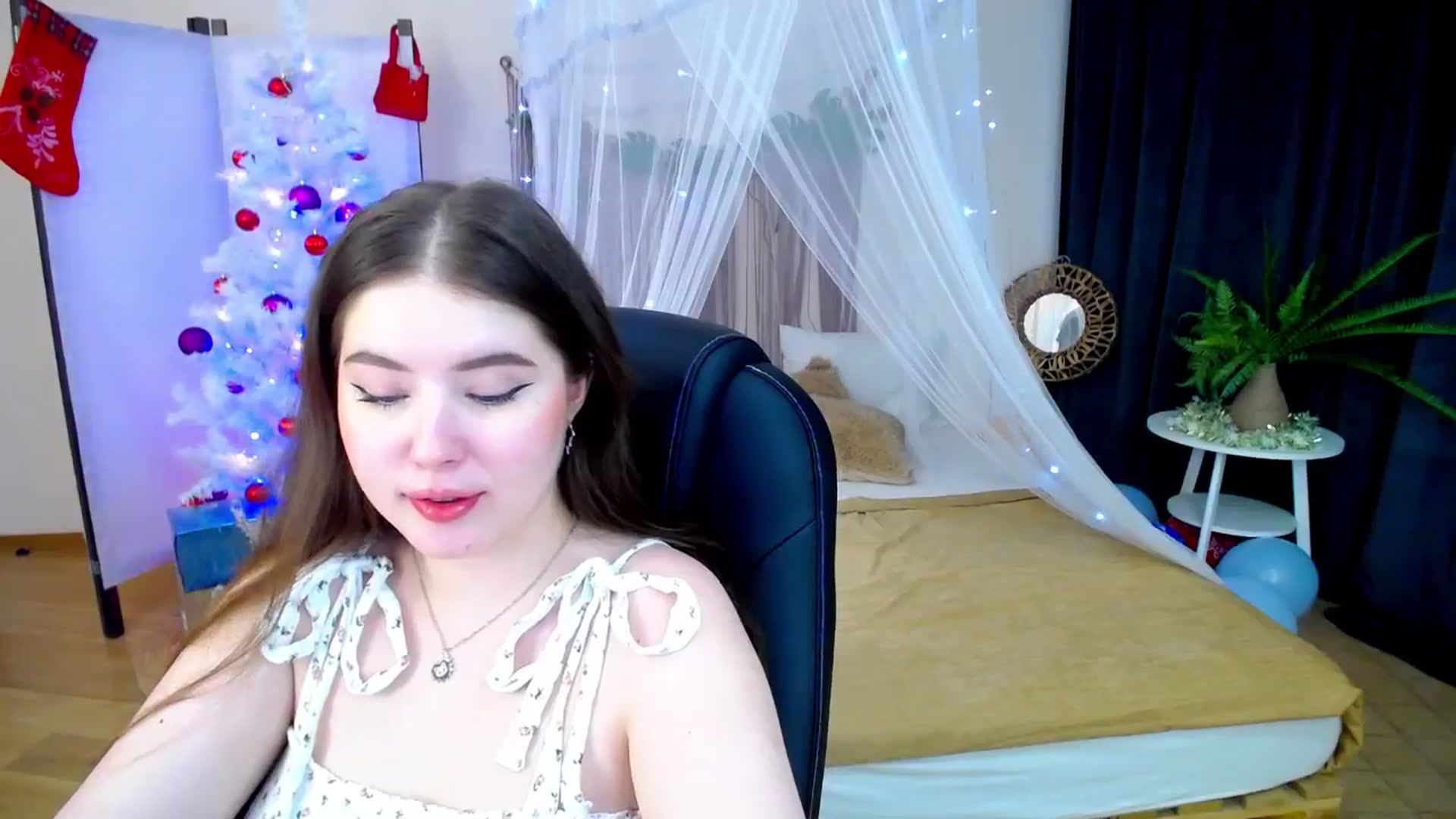 Gallery image thumbnail from AdmireMyEyes's myfreecams stream on, 12/31/2024, 08:38 image 5 of 20