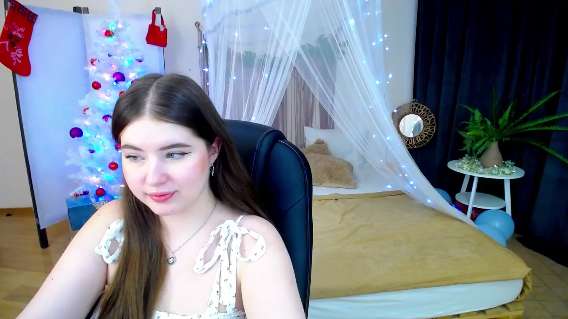 Gallery image thumbnail from AdmireMyEyes's myfreecams stream on, 12/31/2024, 08:38 image 14 of 20