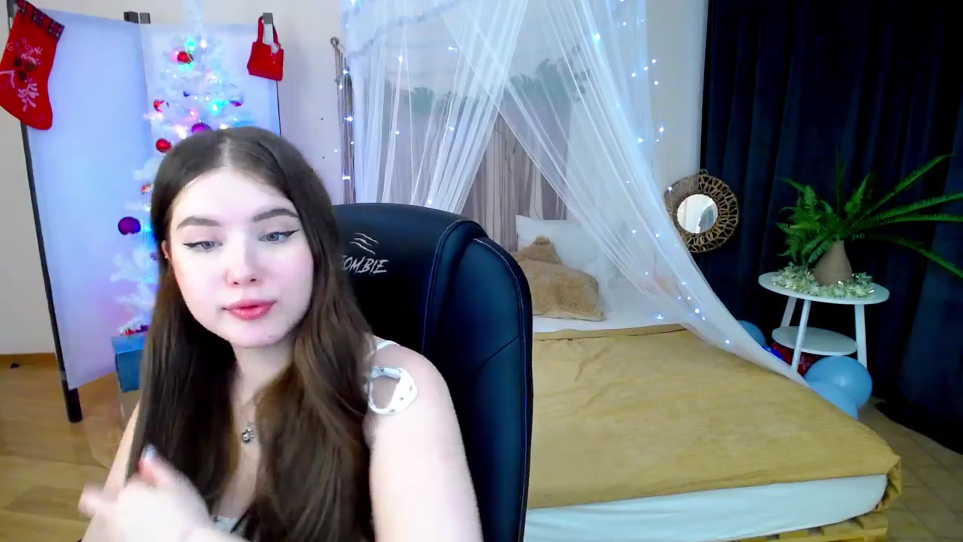 Gallery image thumbnail from AdmireMyEyes's myfreecams stream on, 12/31/2024, 08:38 image 9 of 20