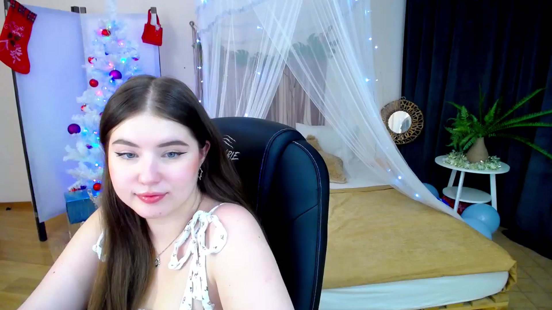 Gallery image thumbnail from AdmireMyEyes's myfreecams stream on, 12/31/2024, 08:38 image 15 of 20
