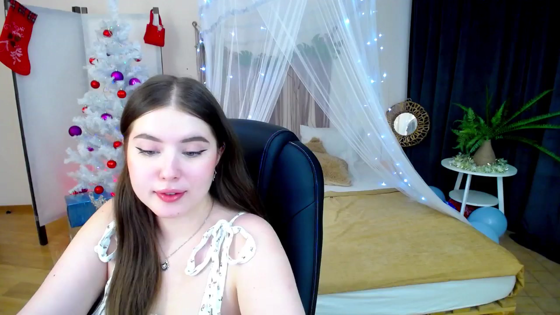 Gallery image thumbnail from AdmireMyEyes's myfreecams stream on, 12/31/2024, 08:38 image 18 of 20
