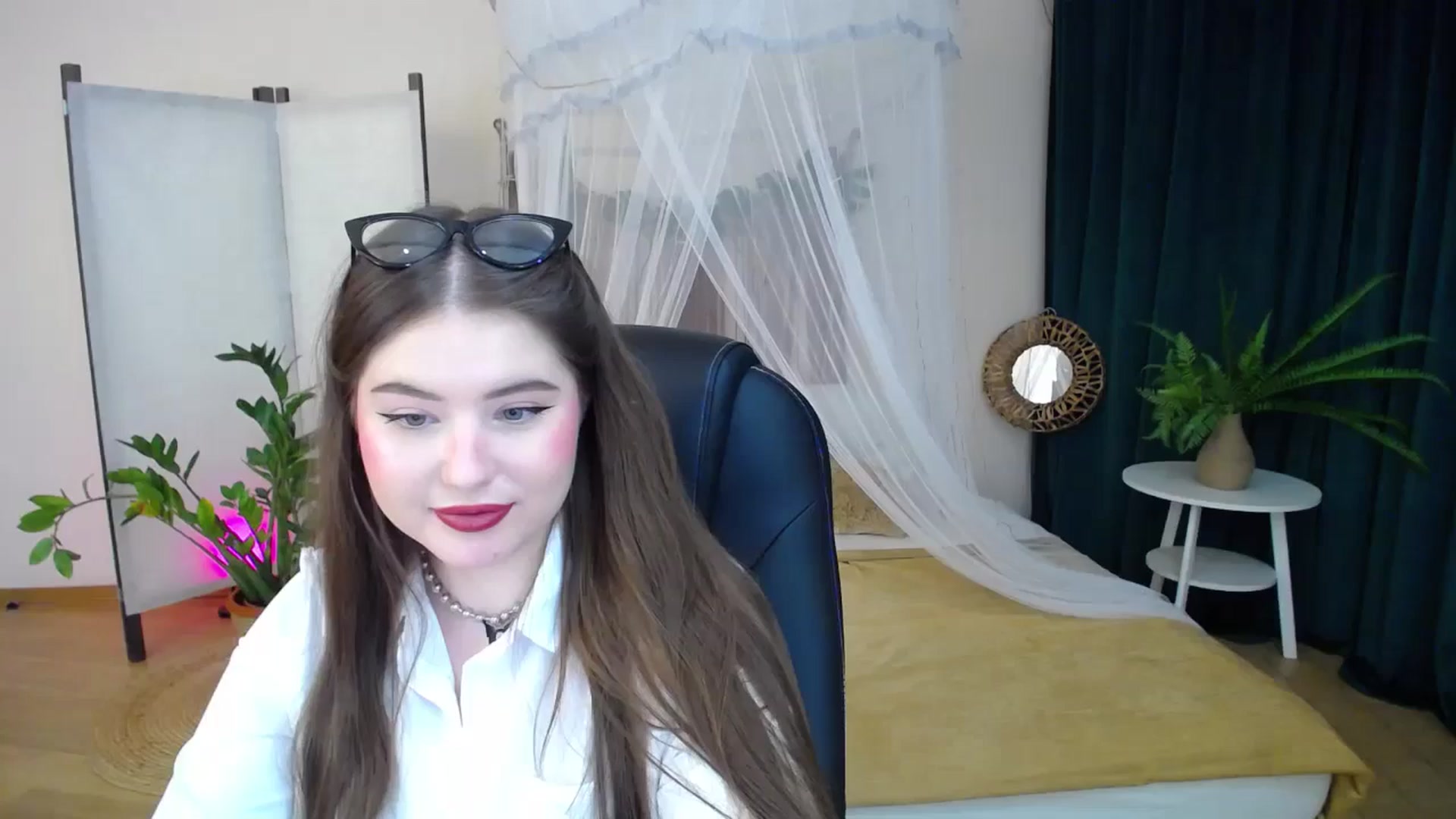Gallery image thumbnail from AdmireMyEyes's myfreecams stream on, 01/22/2025, 24:20 image 17 of 20