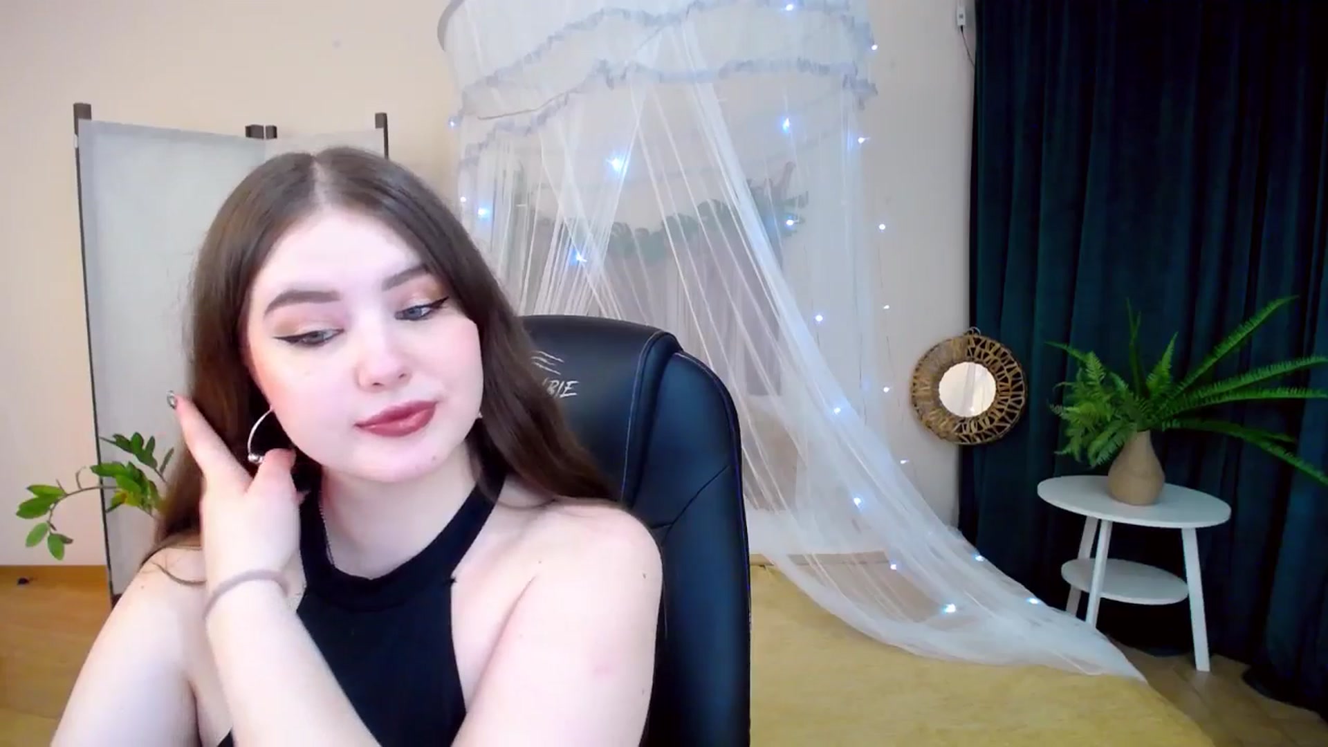 Gallery image thumbnail from AdmireMyEyes's myfreecams stream on, 01/28/2025, 19:46 image 10 of 20