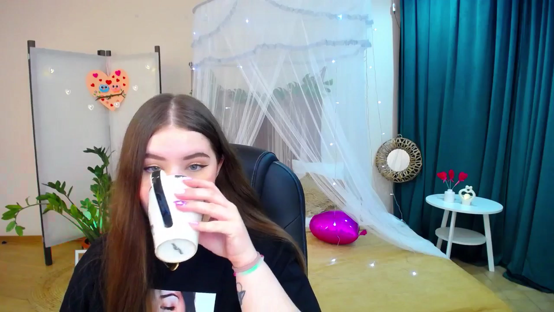 Gallery image thumbnail from AdmireMyEyes's myfreecams stream on, 02/17/2025, 18:35 image 7 of 20
