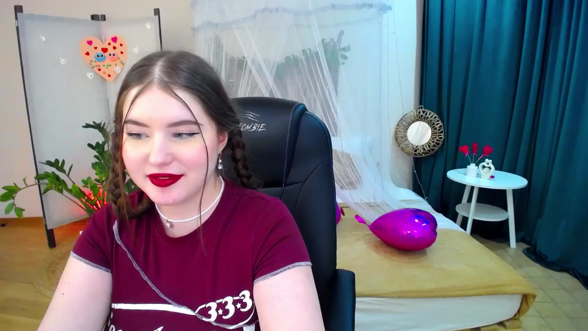 Gallery image thumbnail from AdmireMyEyes's myfreecams stream on, 02/20/2025, 01:17 image 15 of 20
