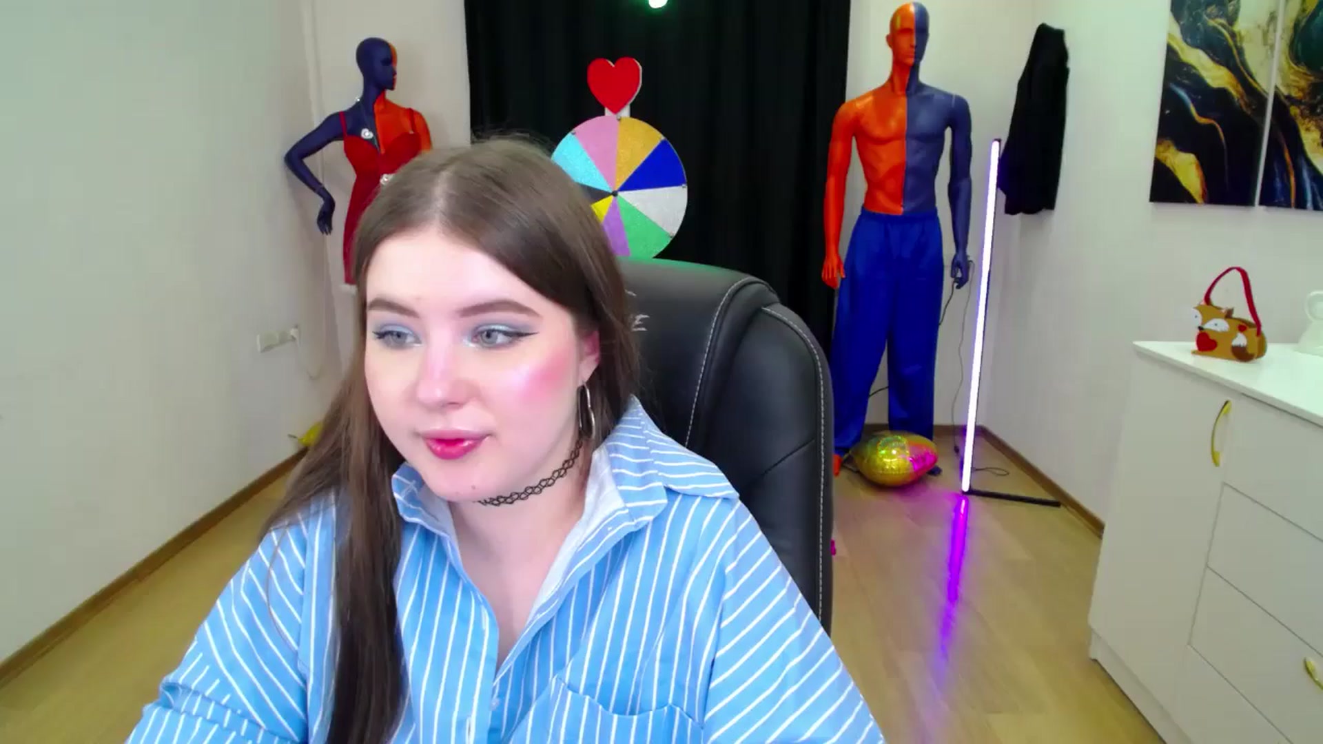 Gallery image thumbnail from AdmireMyEyes's myfreecams stream on, 02/25/2025, 23:38 image 14 of 20