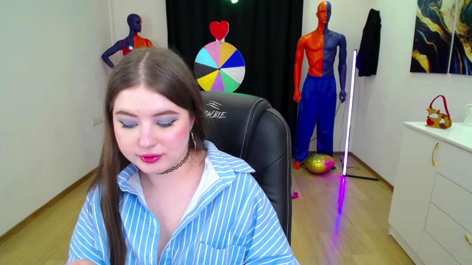 Gallery image thumbnail from AdmireMyEyes's myfreecams stream on, 02/25/2025, 23:38 image 12 of 20