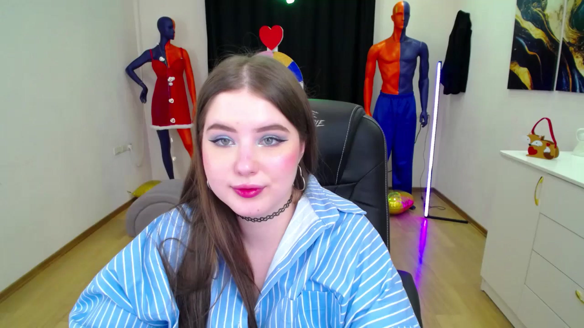 Gallery image thumbnail from AdmireMyEyes's myfreecams stream on, 02/25/2025, 23:38 image 5 of 20