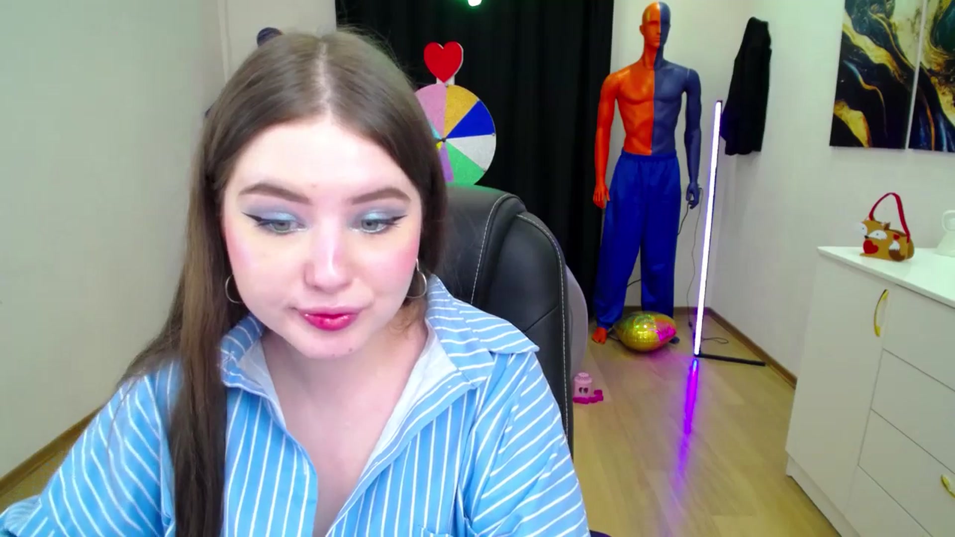 Gallery image thumbnail from AdmireMyEyes's myfreecams stream on, 02/25/2025, 23:38 image 15 of 20