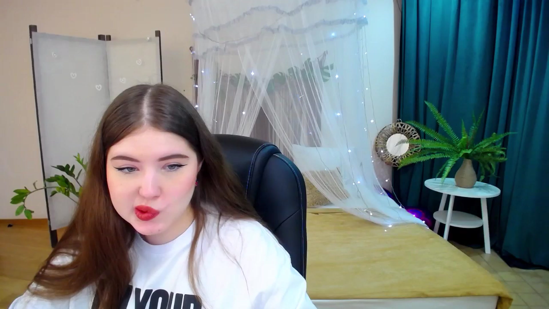 Gallery image thumbnail from AdmireMyEyes's myfreecams stream on, 03/09/2025, 19:00 image 12 of 20