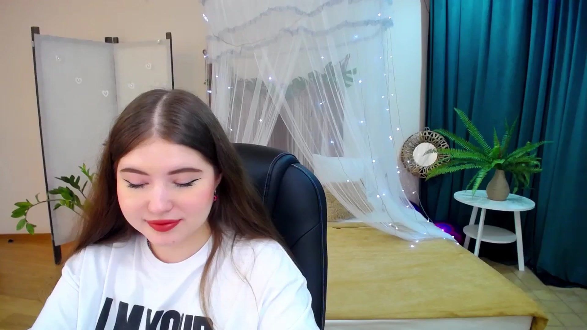 Gallery image thumbnail from AdmireMyEyes's myfreecams stream on, 03/09/2025, 19:00 image 14 of 20