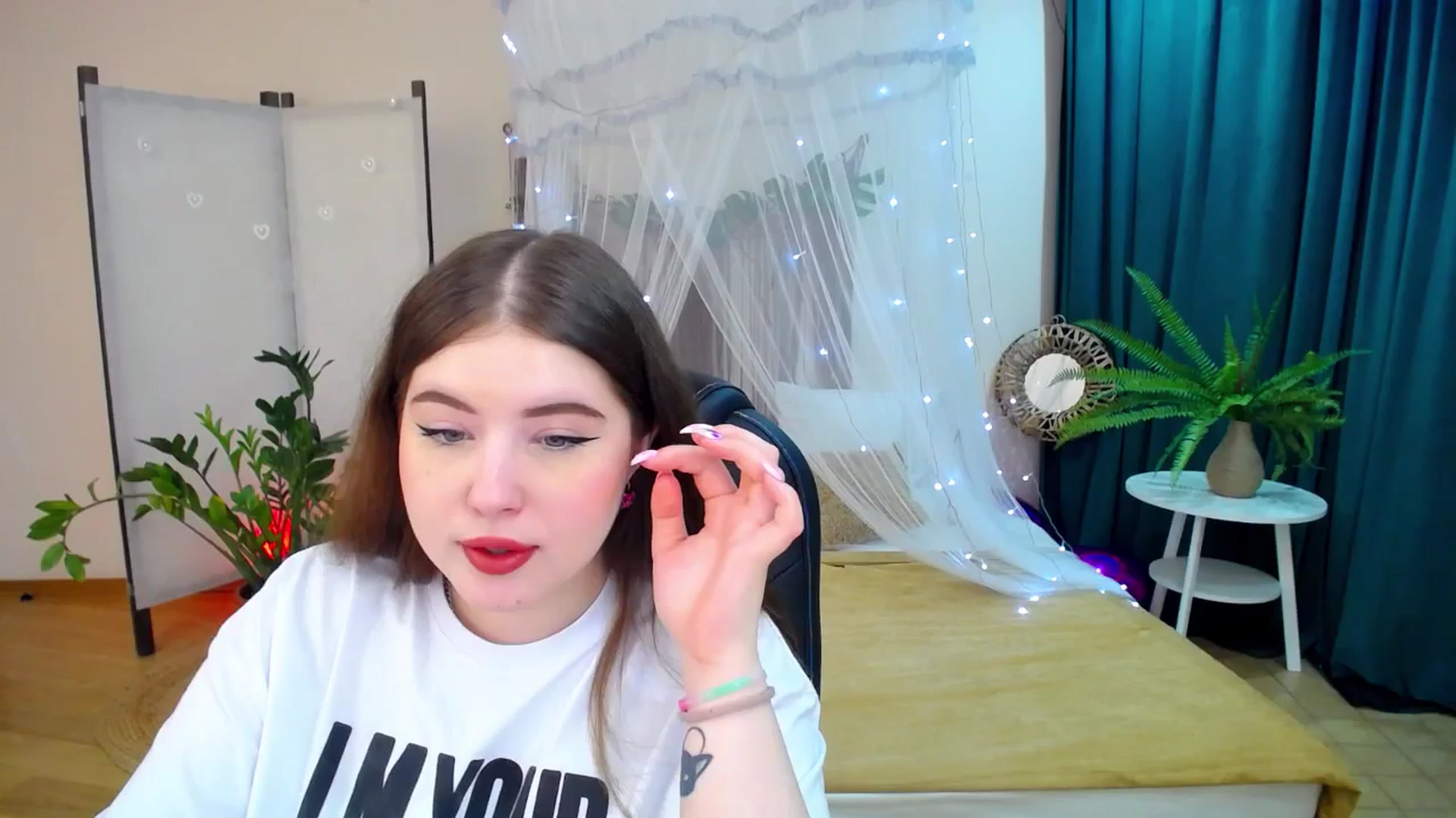 Gallery image thumbnail from AdmireMyEyes's myfreecams stream on, 03/09/2025, 19:00 image 8 of 20