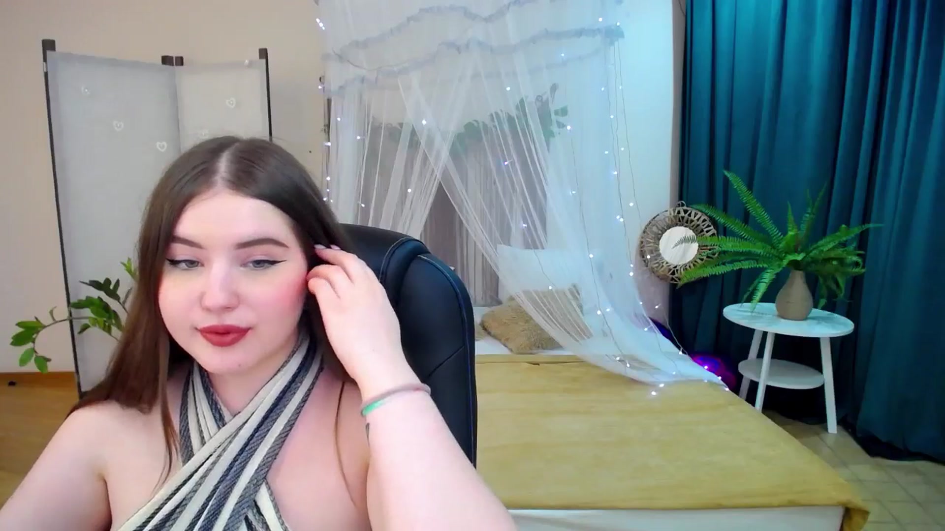 Gallery image thumbnail from AdmireMyEyes's myfreecams stream on, 03/10/2025, 24:35 image 8 of 20