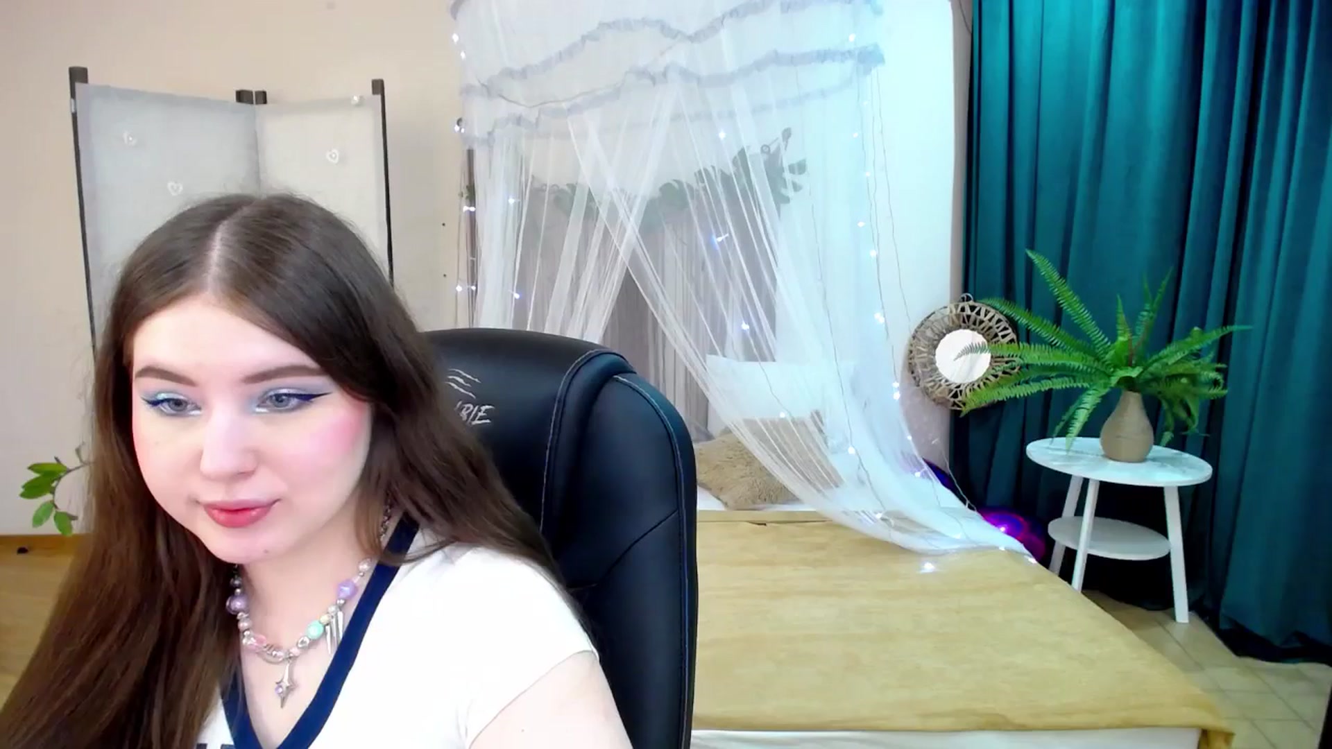 Gallery image thumbnail from AdmireMyEyes's myfreecams stream on, 03/10/2025, 19:48 image 15 of 20